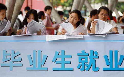 公務(wù)員考試偏向應(yīng)畢業(yè)屆生？往屆生想哭還早了點(diǎn)